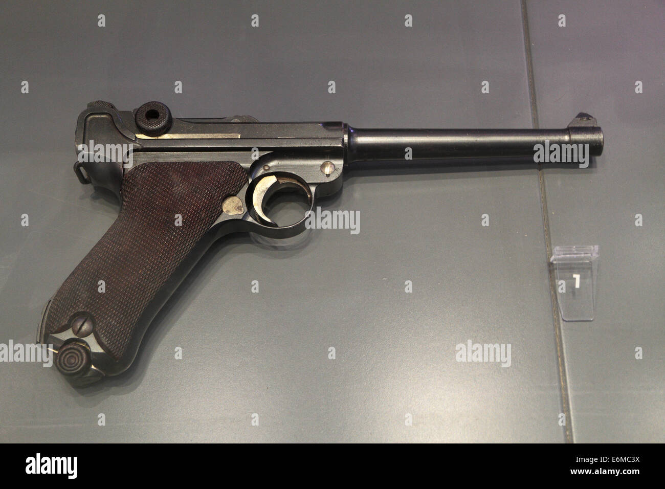 German Luger Pistole auf dem Display in das Airborne Museum Hartenstein Hotel, Oosterbeek, Niederlande. Stockfoto