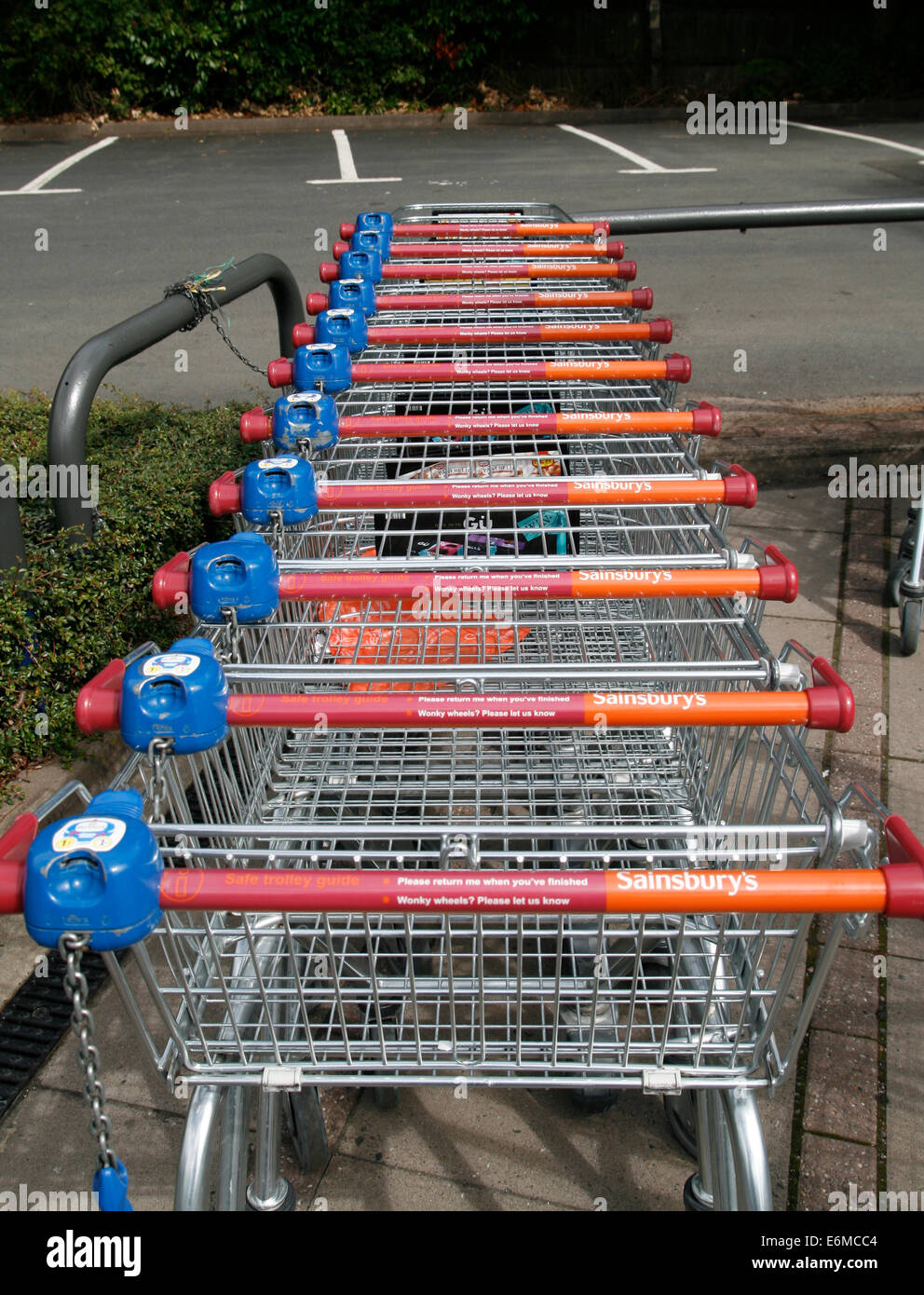 Supermarkt einkaufen trolleys Sainsbury Worcester Worcestershire England UK Stockfoto