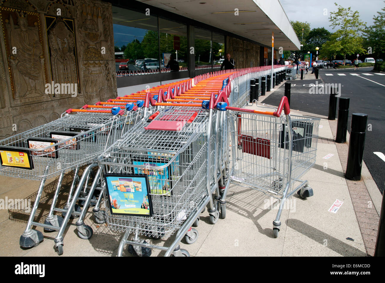 Supermarkt einkaufen trolleys Sainsbury Worcester Worcestershire England UK Stockfoto