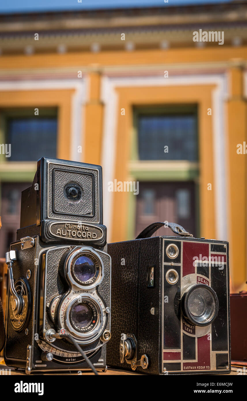 Alte Kameras zum Verkauf an den wöchentlichen Antiquitäten Markt vor Thorvaldsen Museum, Kopenhagen, Dänemark, Skandinavien, Europa Stockfoto