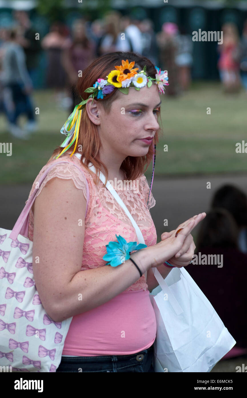junge Frau mit Blumen im Haar an die siegreichen Festival 2014 Southsea England uk Stockfoto