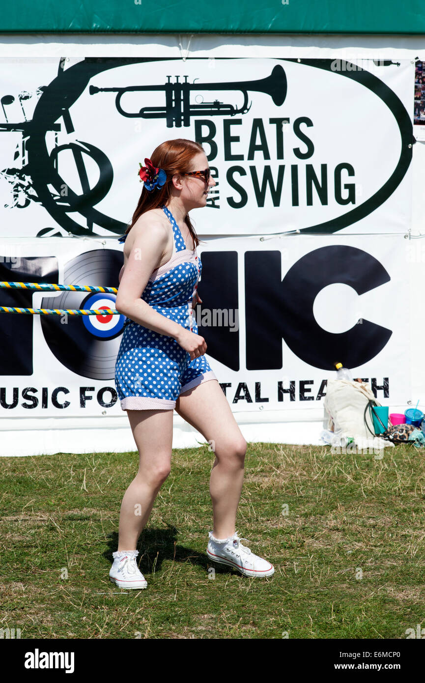 junge Frau mit einem Hula-Hoop in der siegreichen spielen Festival 2014 Southsea England uk Stockfoto