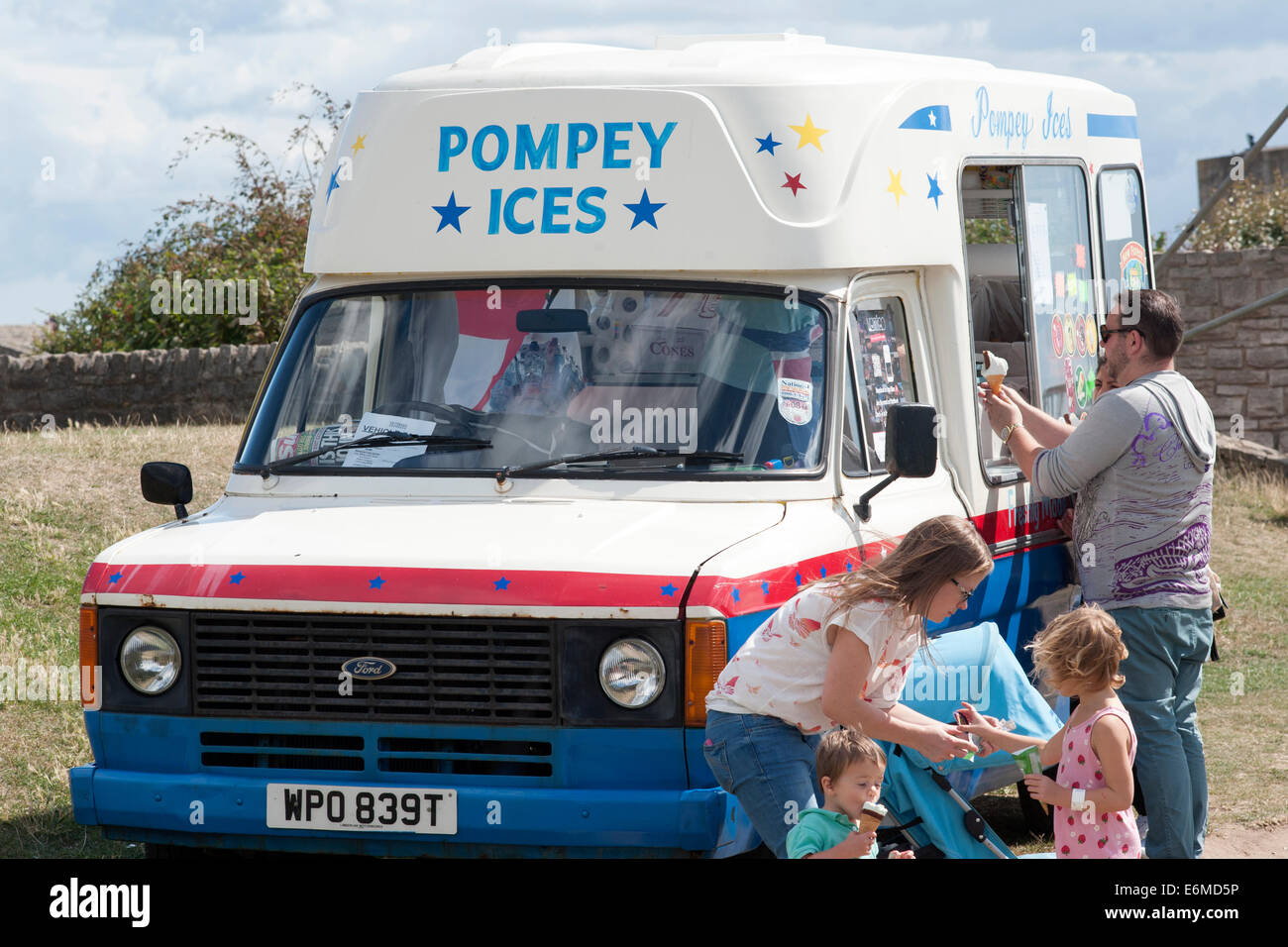 ein Eiswagen ist beliebt und macht lebhaftes Geschäft an der siegreichen Festival 2014 Southsea England uk Stockfoto