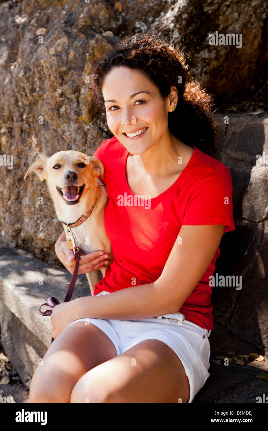Portrait von Frau mit Hund Stockfoto