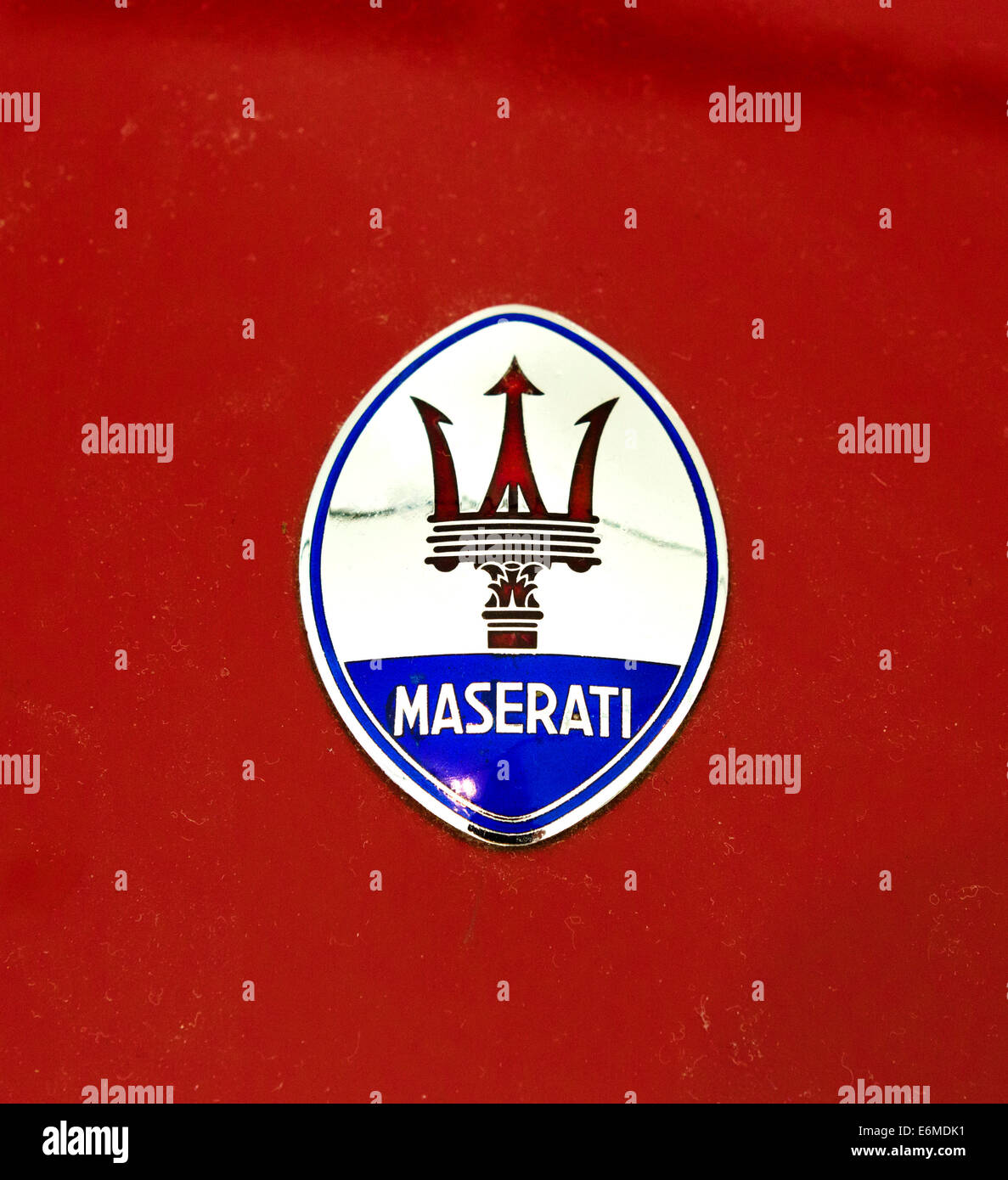 Maserati Emblem auf einem Rennwagen im Museo Enzo Ferrari in Modena, Italien Stockfoto