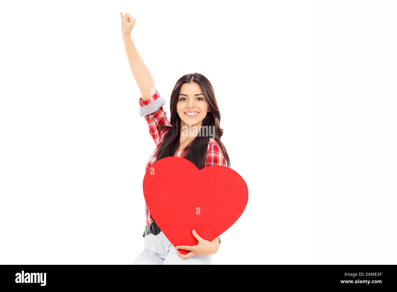 Überglücklich Frau hält ein großes rotes Herz Stockfoto