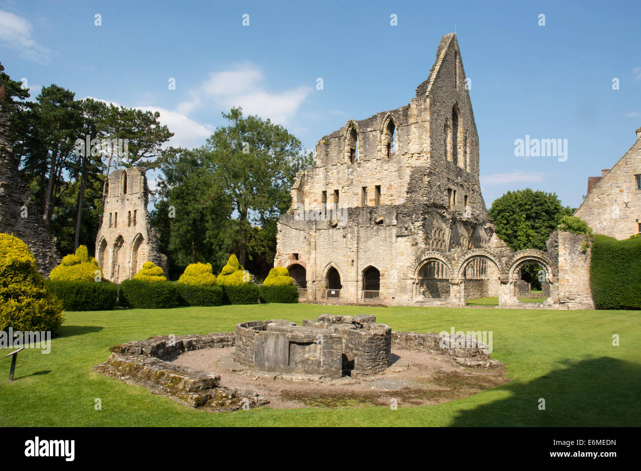 Ruinen der Wenlock Priory, Shropshire, umsorgt von English Heritage. Stockfoto