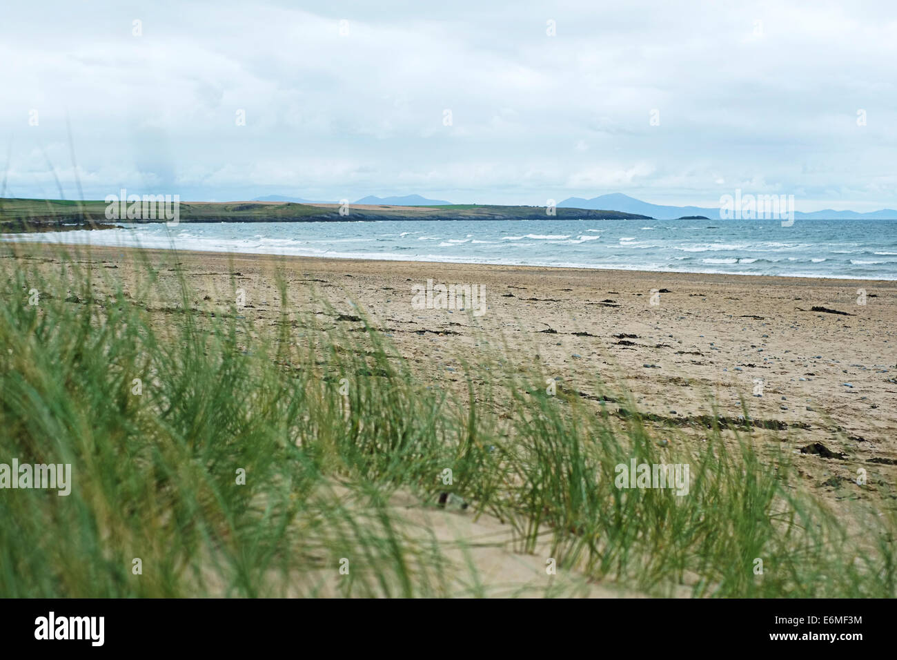 Blick auf breiten Strand in Richtung Snowdonia Burial Chamber, Küste von Anglesey, Nordwales Stockfoto