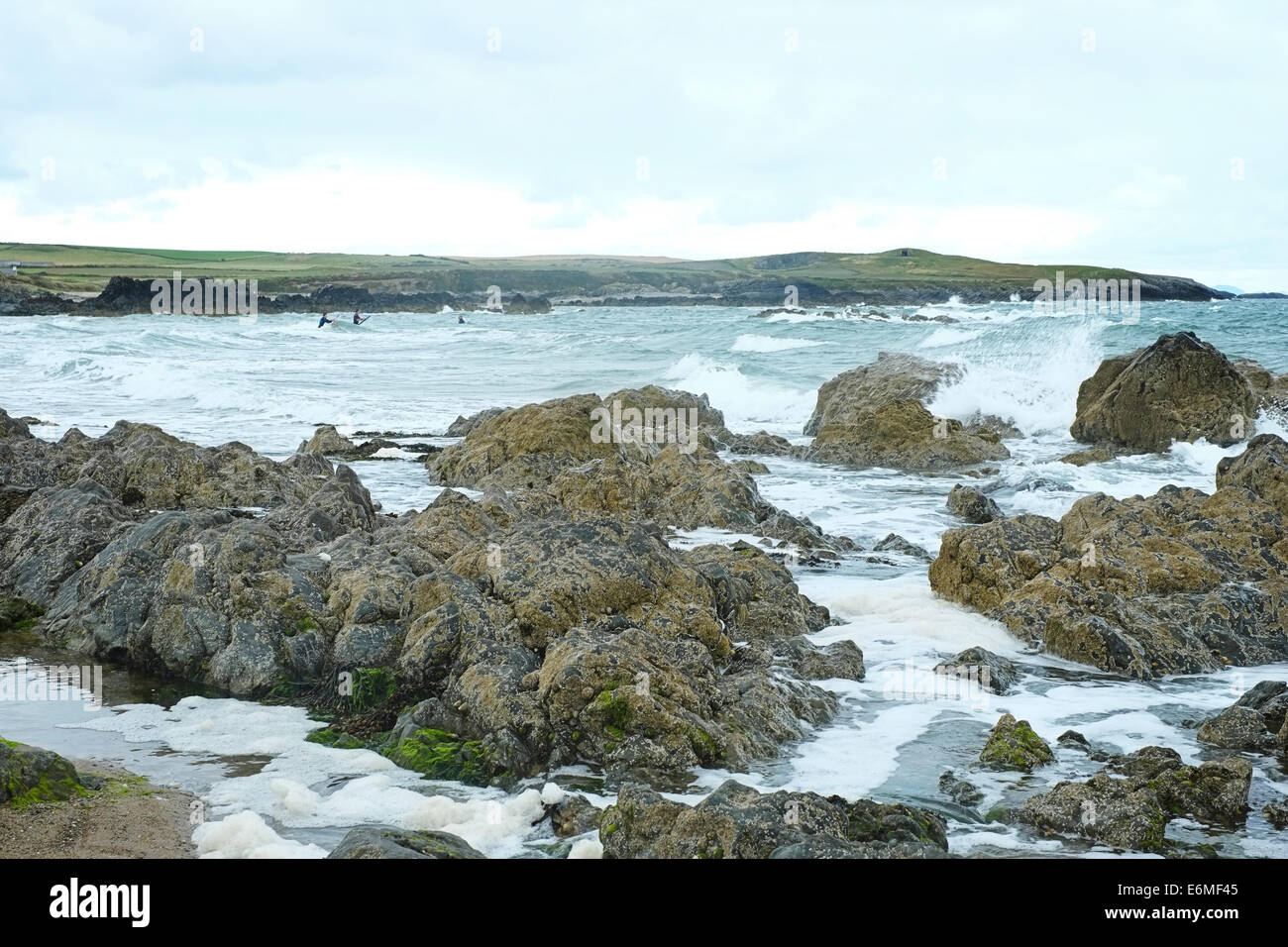 Blick über Meer und Felsen zum Begräbnis Kammer, Barclodiad y Gawres, Anglesey, North Wales, Mona Mam Cymru, Stockfoto