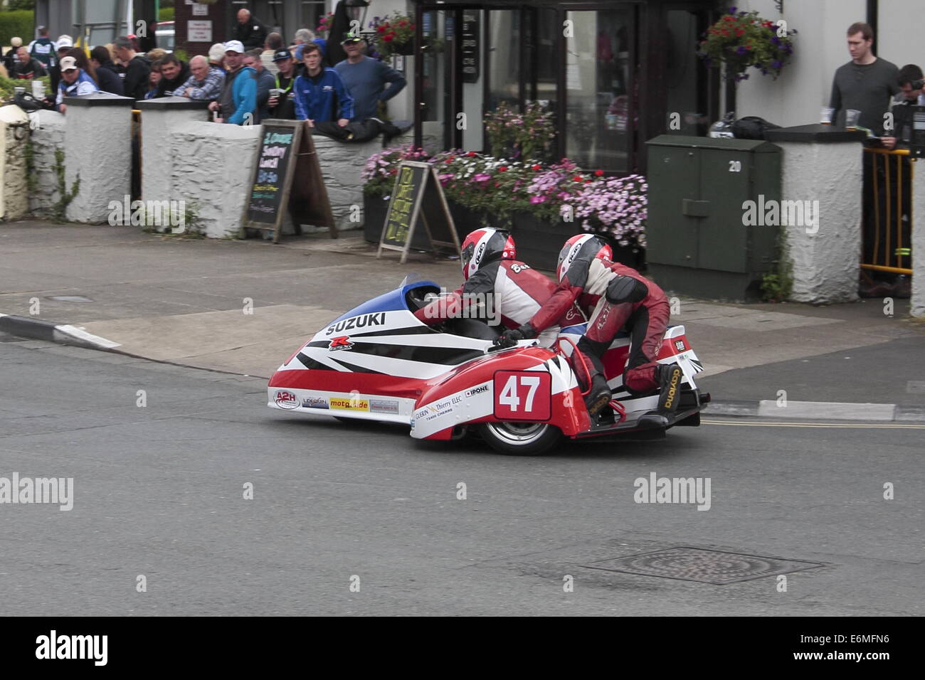 Franck Barbier und Emmanuel Debroise fahren ihre SGR Suzuki Outfit durch Parliament Square, Ramsey, während die Manx TT 2014 Stockfoto