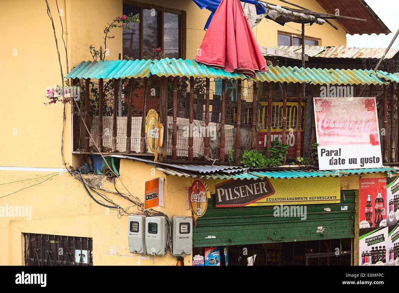 AMBATO, ECUADOR - 12. Mai 2014: Balkon mit vielen Werbung Zeichen am 12. Mai 2014 in Ambato, Ecuador Stockfoto
