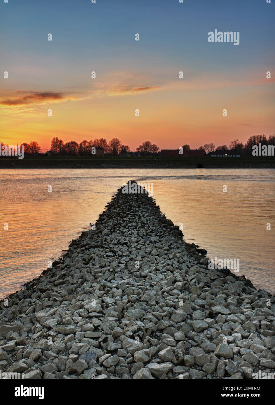 Sonnenuntergang am Rhein River, Wörth, Deutschland Stockfoto