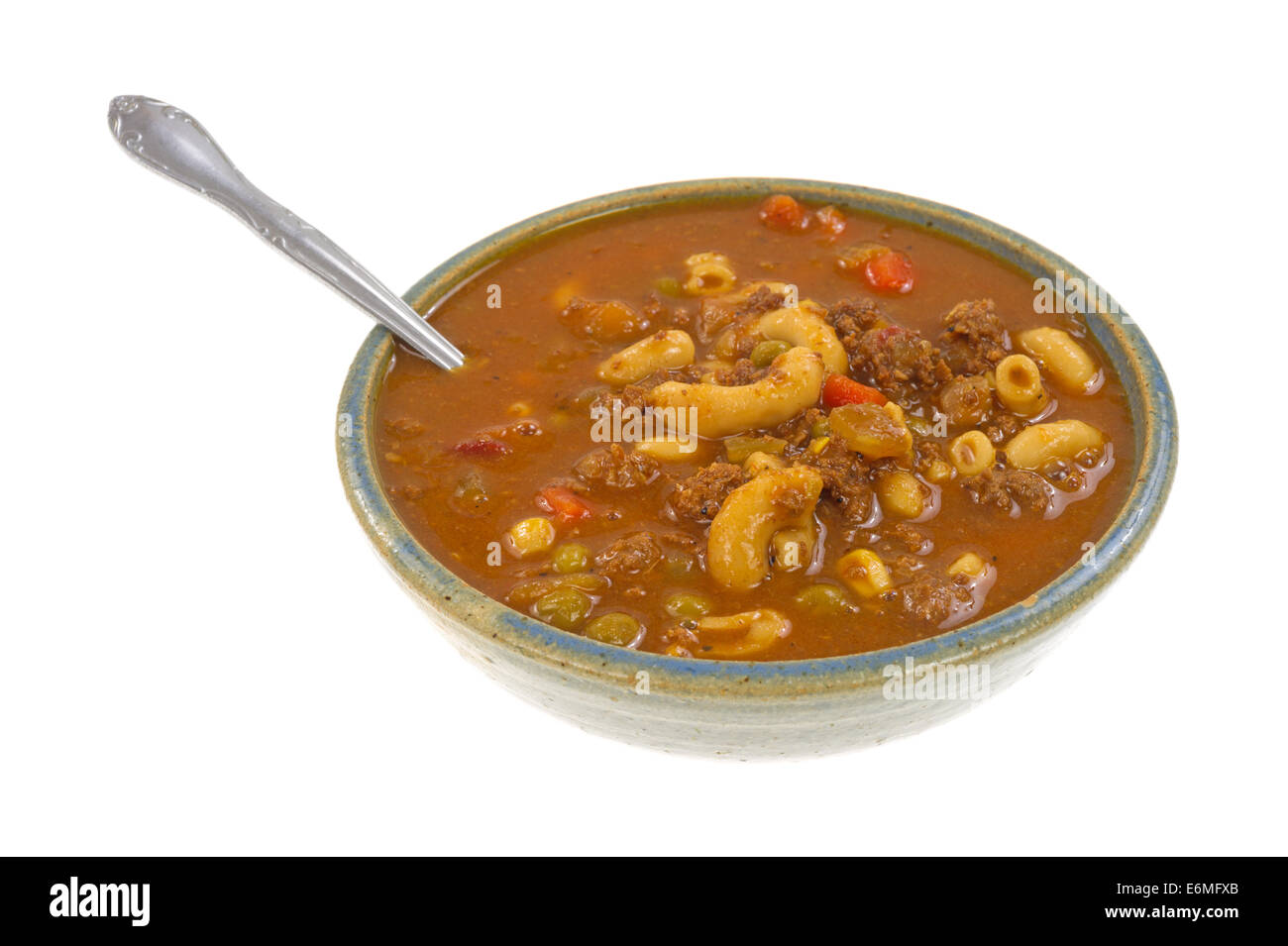 Eine Schüssel mit frisch gekochten Hamburger Suppe mit dem Löffel auf einem weißen Hintergrund. Stockfoto