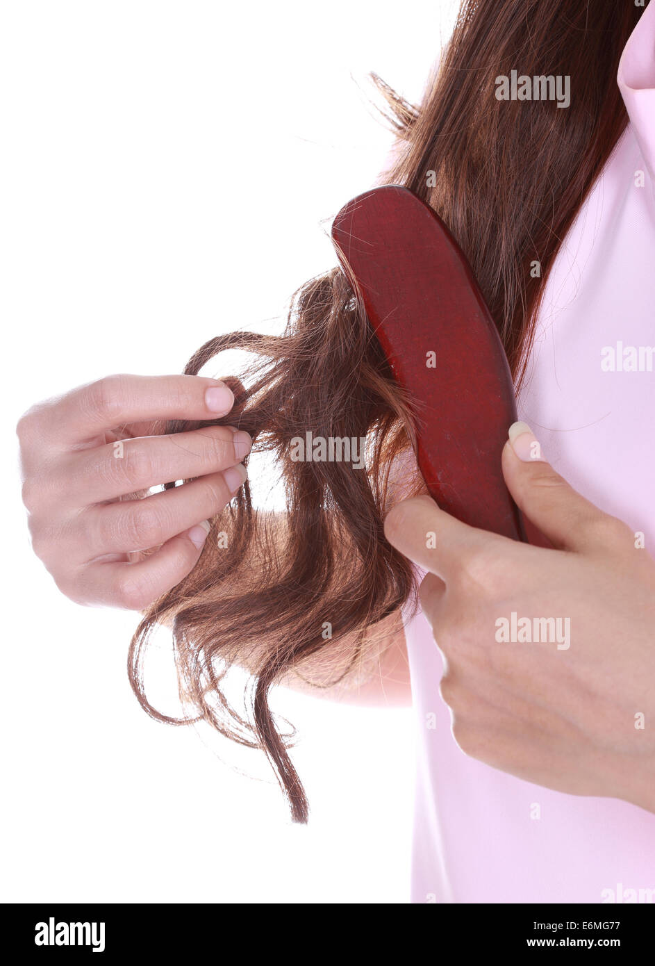 Close-up Frau Bürsten Sie ihr Haar isoliert auf weißem Hintergrund Stockfoto