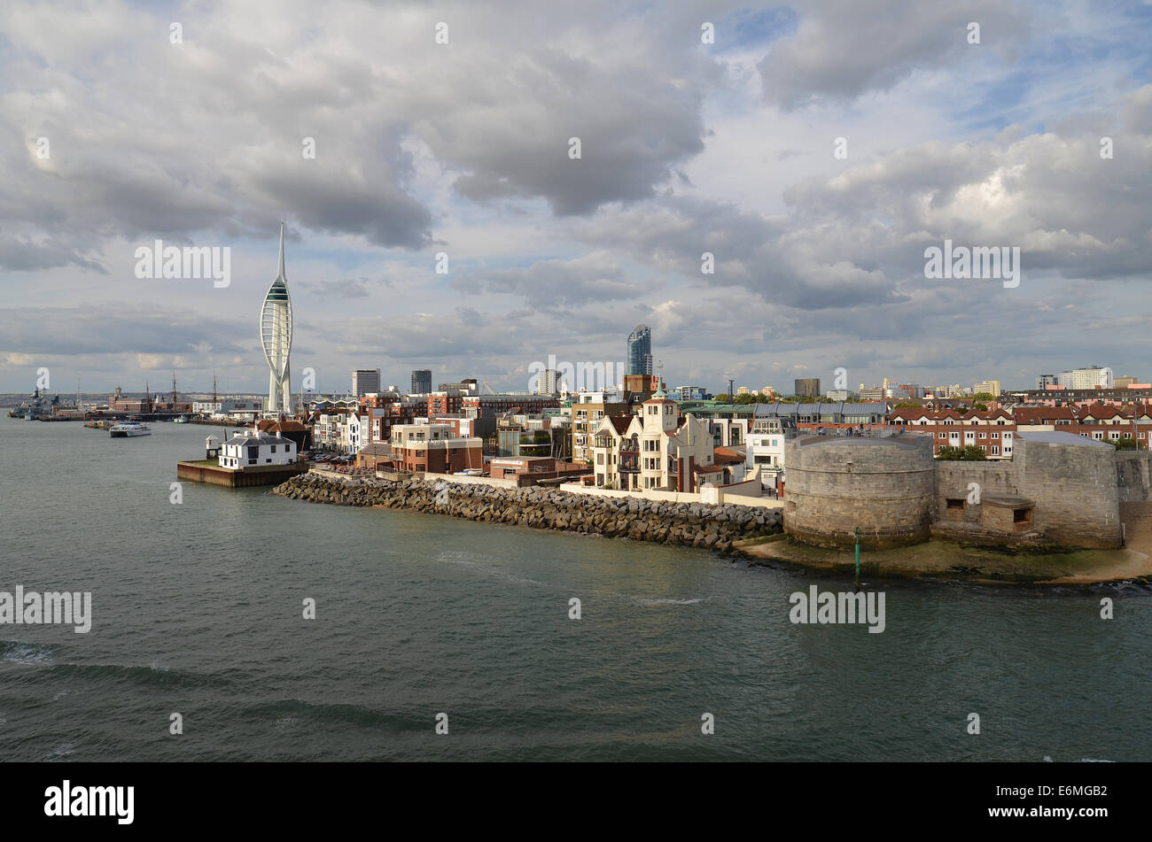 Blick von der Hafeneinfahrt über Old Portsmouth in Richtung der Spinnaker Tower. Stockfoto