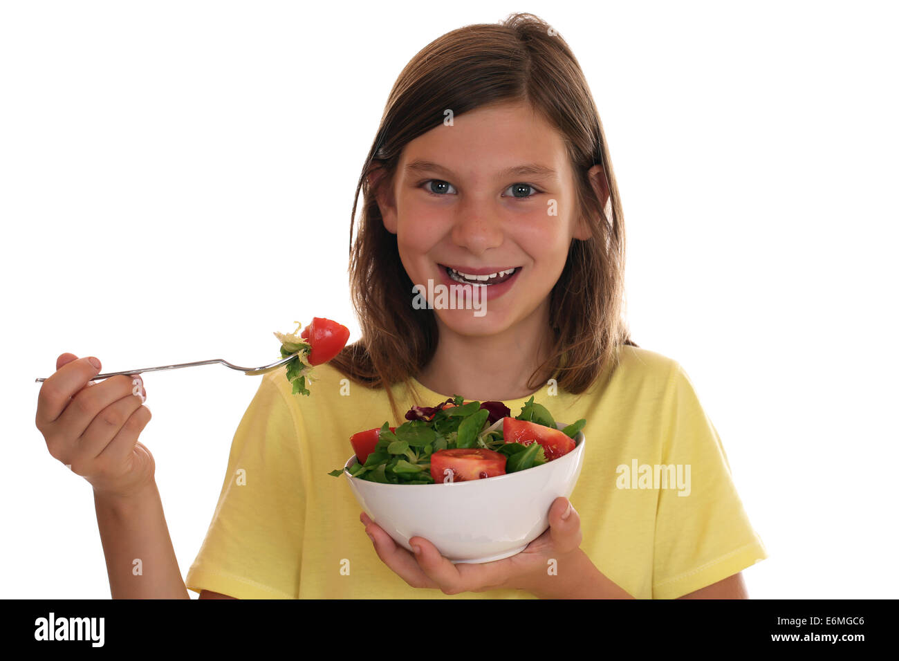 Gesunde Ernährung lächelndes Mädchen mit frischem Salat, isoliert auf weißem Hintergrund Stockfoto