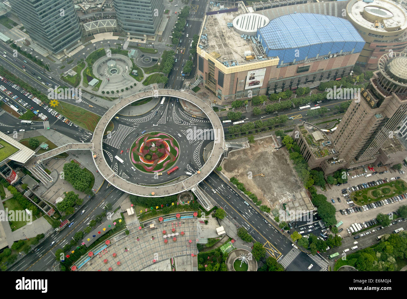 Luftaufnahme eines innovativen kreisförmige Fußgängerbrücke in Pudong Bezirk von Shanghai, China. Stockfoto