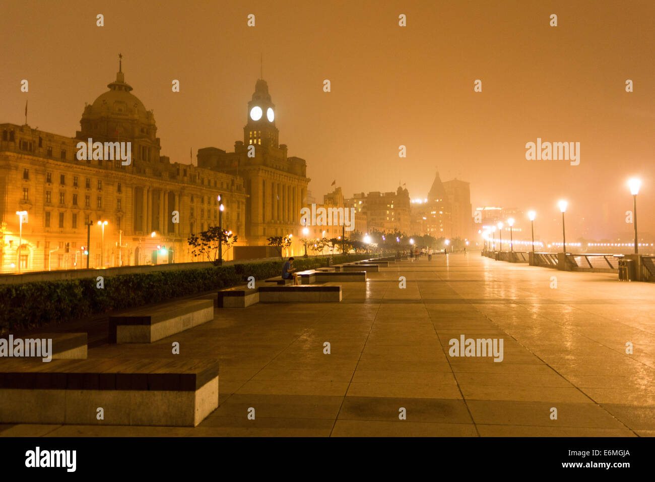 Eine trübe Nacht im The Bund, eine berühmte Uferpromenade am Huangpu-Fluss in Shanghai, China. Stockfoto