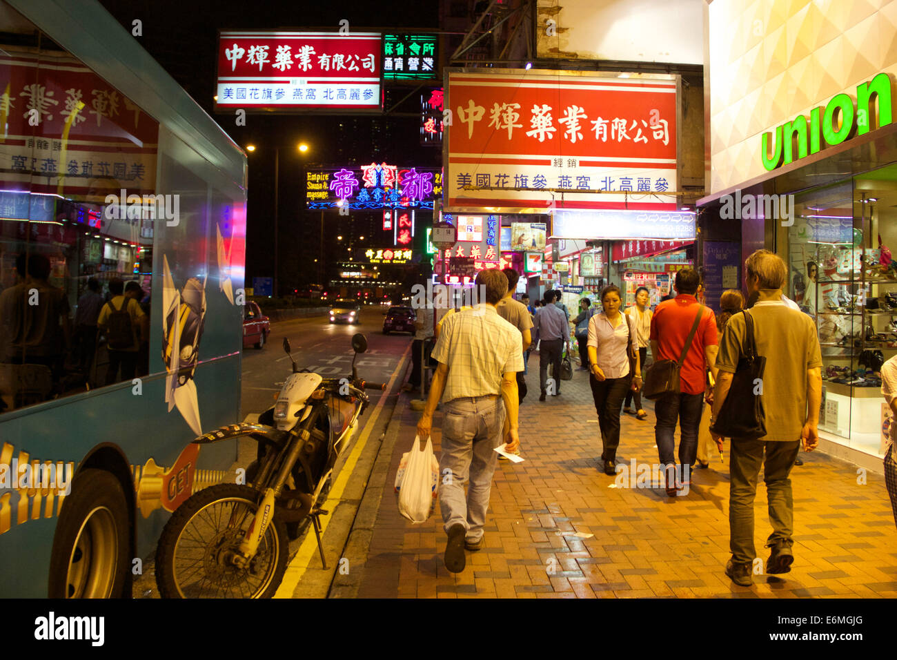 Nachtansicht der Einkaufsstraße in Hong Kong, China Stockfoto