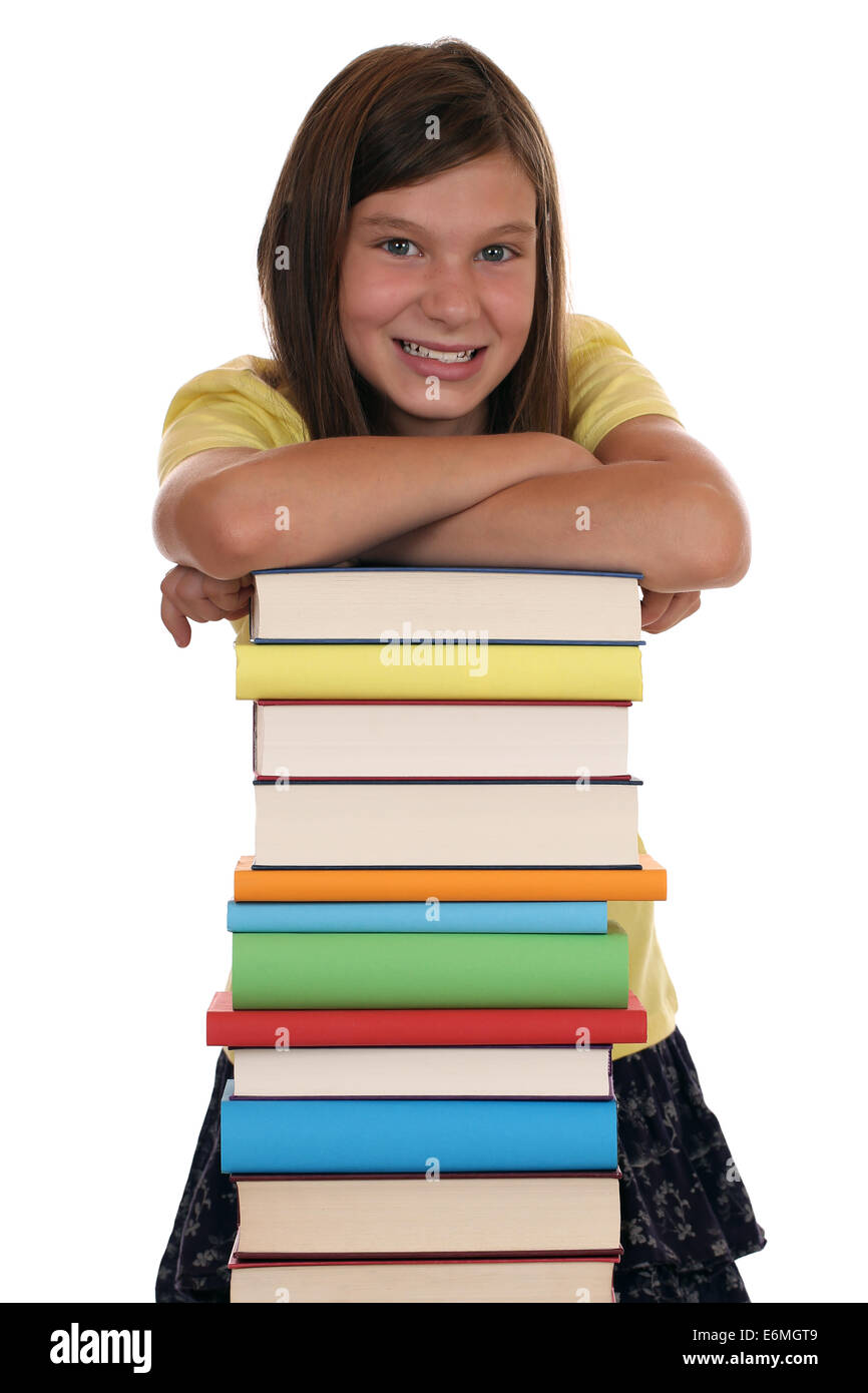 Lächelndes Mädchen hielt ihren Kopf auf einem Stapel Bücher, isoliert auf weißem Hintergrund Stockfoto