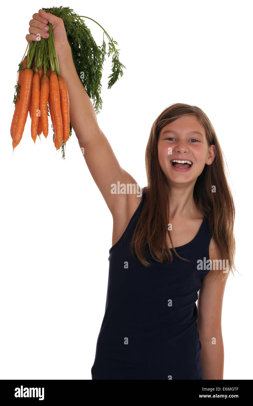 Gesunde Ernährung lächelndes Mädchen mit Karotten, isoliert auf weißem Hintergrund Stockfoto