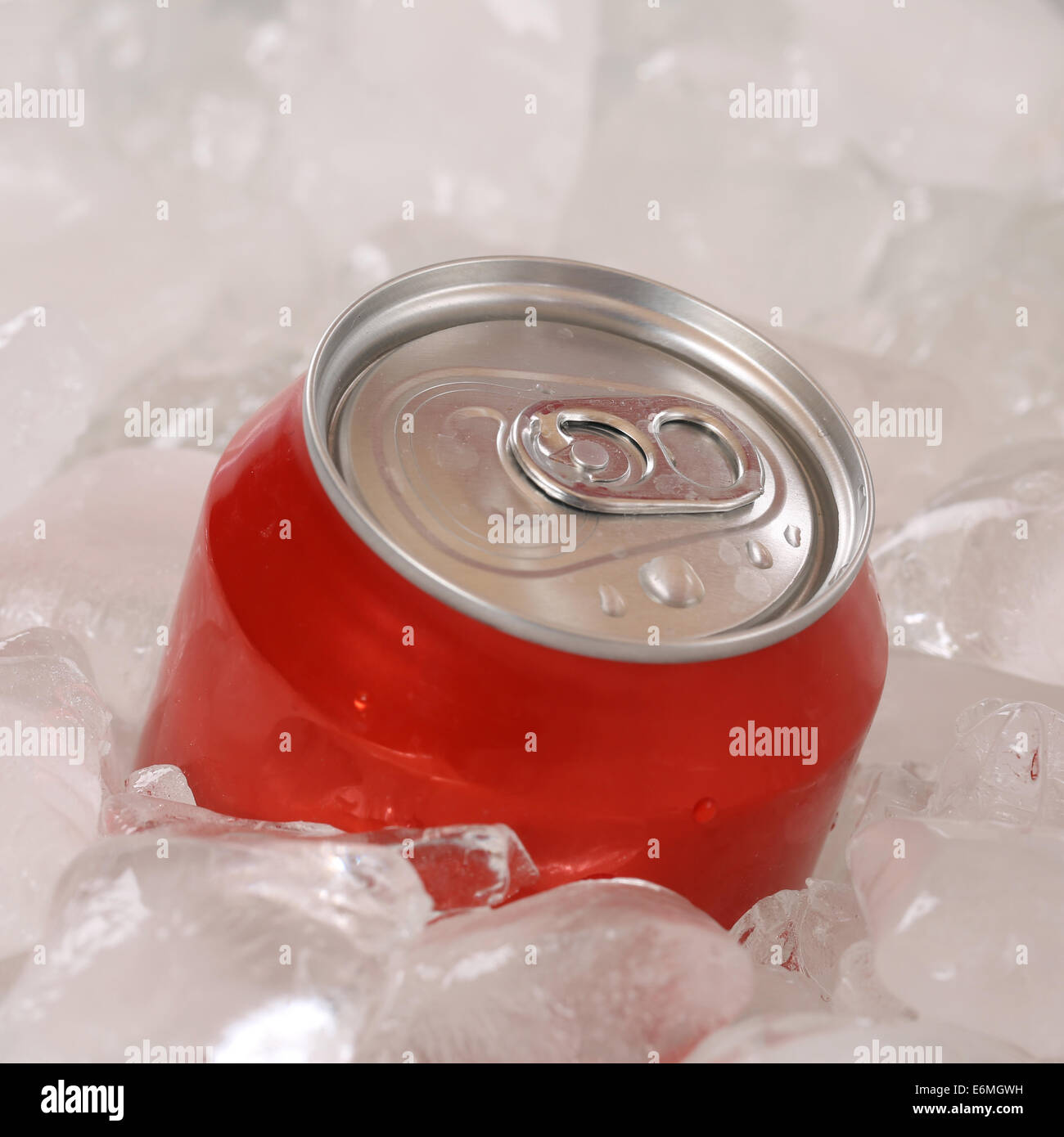 Kalte Cola oder Limonade trinken in einer Dose auf Eiswürfel Stockfoto