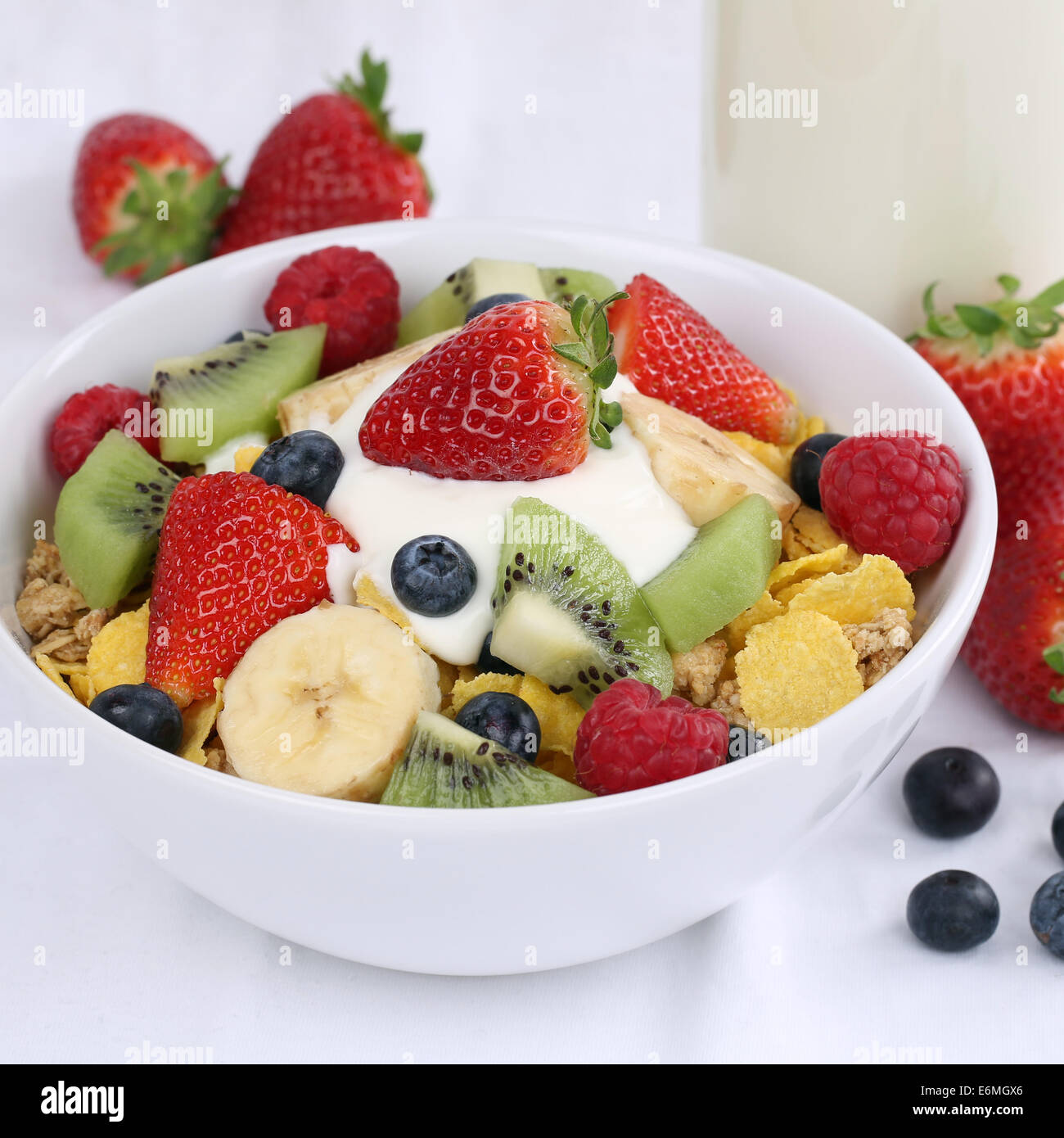 Früchte-Müsli mit Joghurt und Müsli, Erdbeeren, Bananen und Blaubeeren zum Frühstück Stockfoto