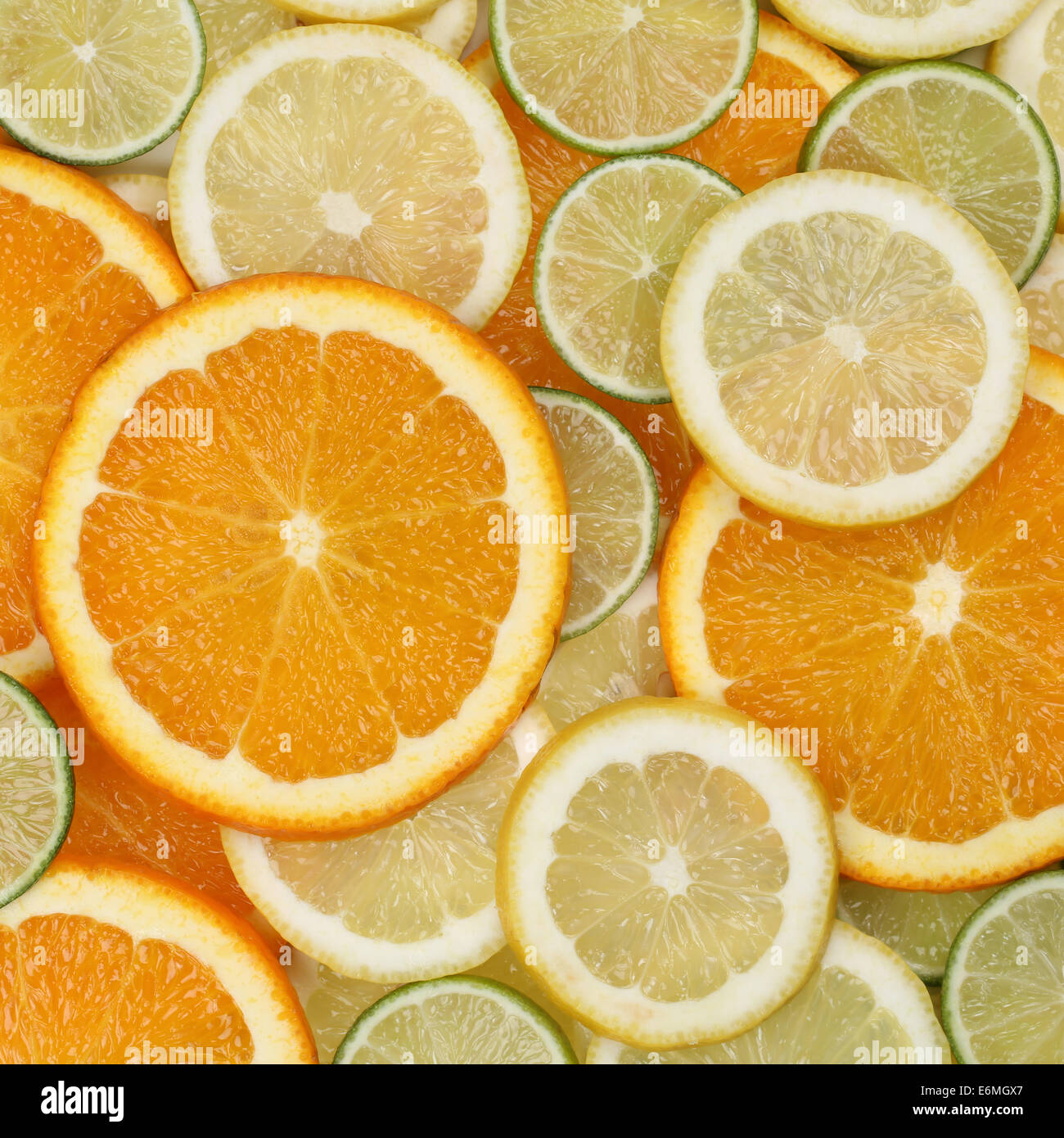 Obst-Hintergrund hergestellt aus geschnittenen Orange, Zitrone und Limette Stockfoto