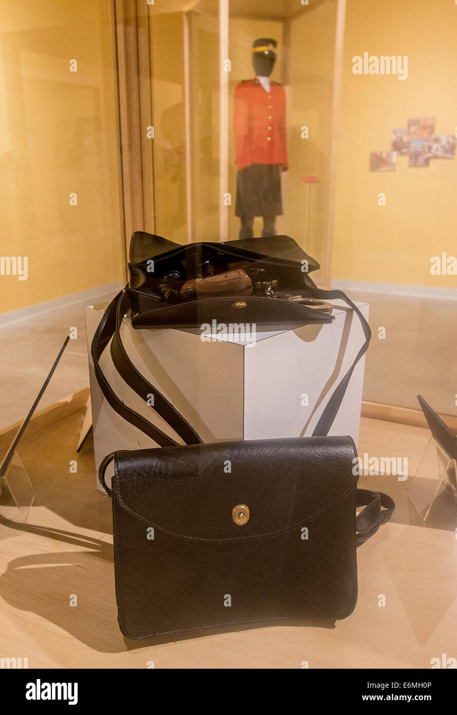 Offizielle Handtasche für Frauen Mounties ausgestellt, nachdem sie zunächst RCMP Offiziere im Jahr 1974 werden durften. Stockfoto