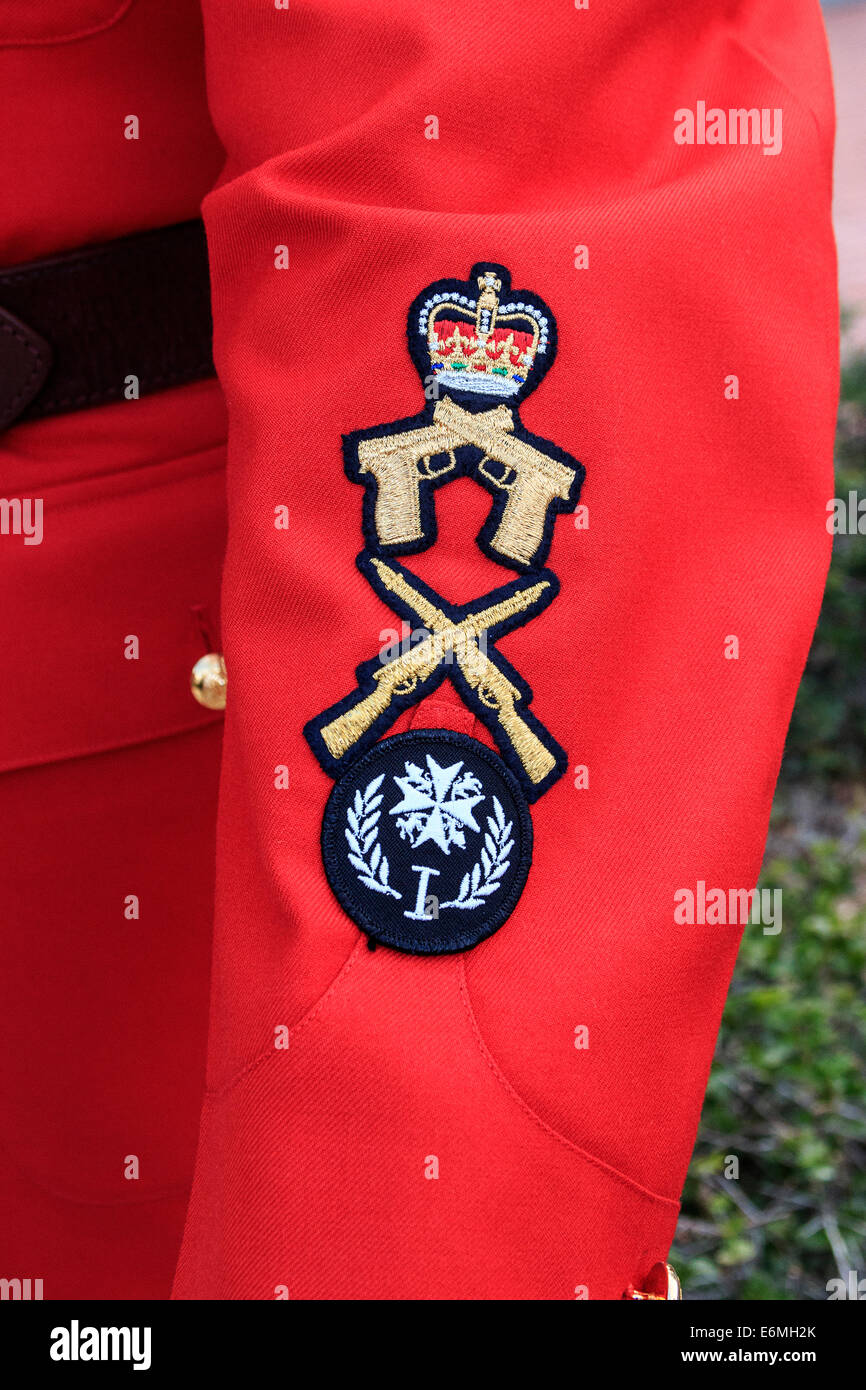 Nahaufnahme der RCMP Treffsicherheit Abzeichen auf Galauniform der RCMP Offizier getragen. Stockfoto