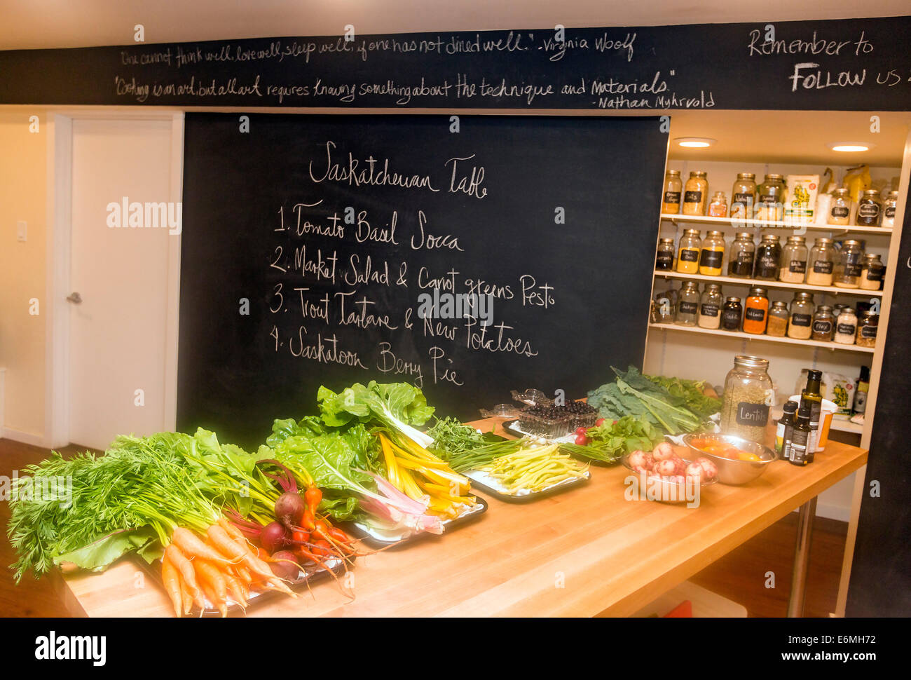 Das Lineup von frischen Produkten, die einen wunderbaren Salat am SchoolHaus Kochkunst, Kochkurs, Regina, Kanada werden Stockfoto