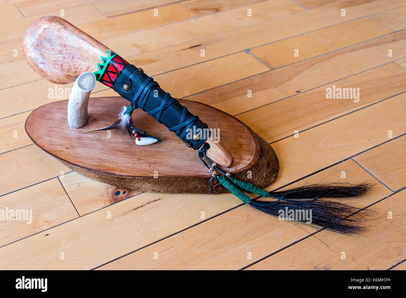 Nachbau des alten Plains Indian Kriegskeule von CJ Bigknife, Cree, zum Verkauf an Tatanka Boutique, Regina, Saskatchewan, Kanada. Stockfoto