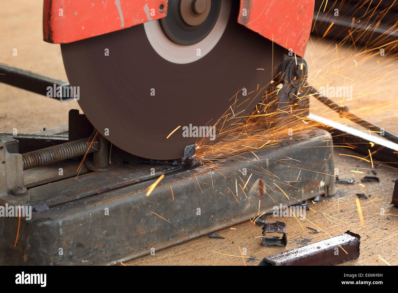 Arbeiter Schneiden von Metall mit Schneidemaschine Stockfoto