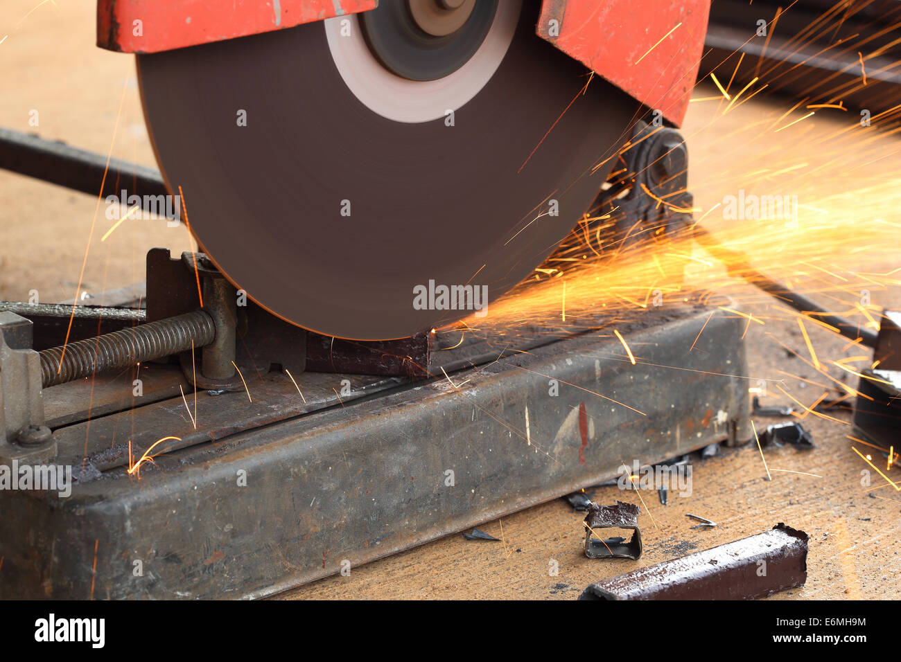 Arbeiter Schneiden von Metall mit Schneidemaschine Stockfoto