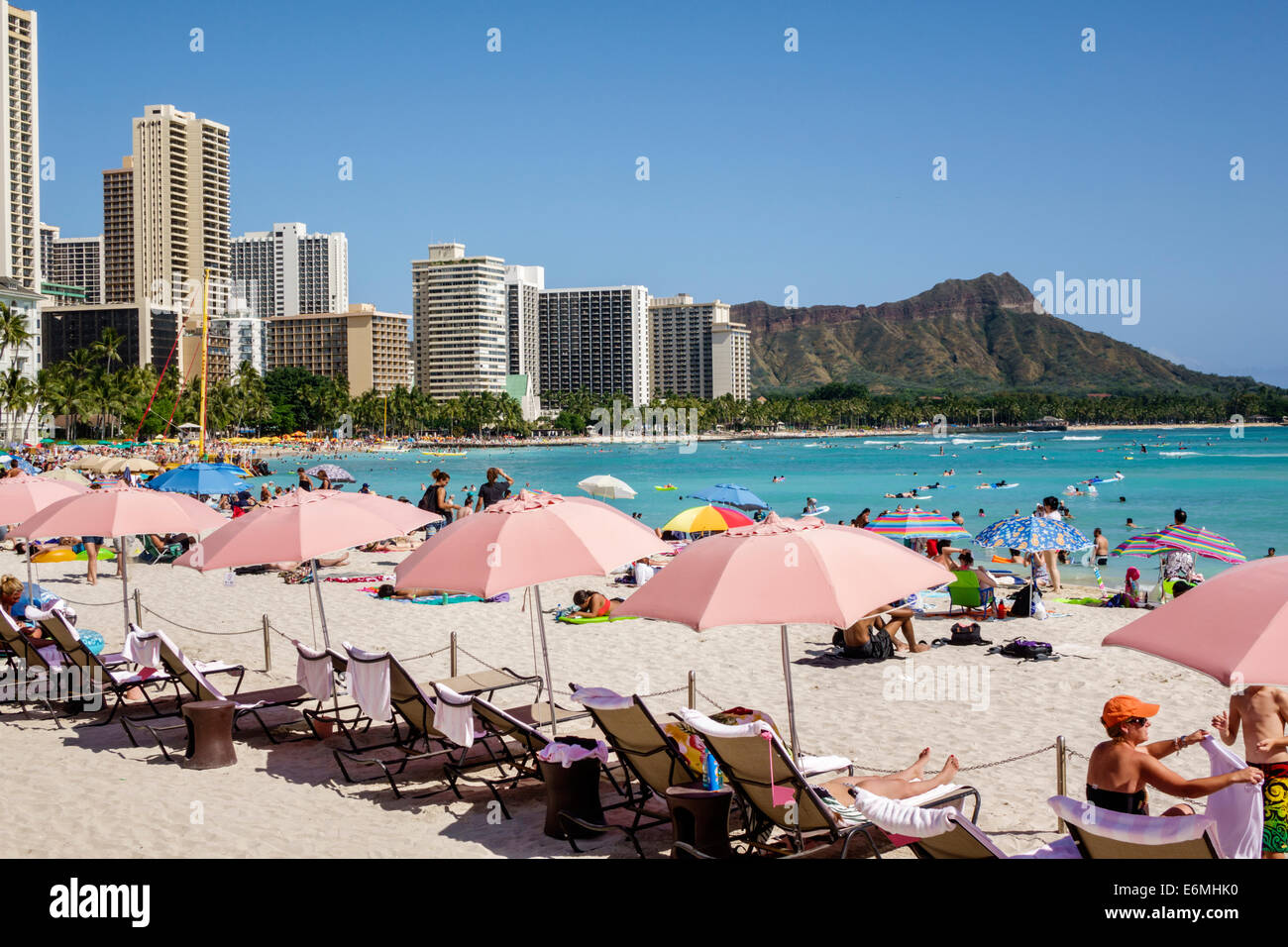 Honolulu Waikiki Beach Hawaii, Hawaiian, Oahu, Pazifik Wasser, Royal Hawaiian, Hotel Hotels Unterkunft Inn Motel Motels, rosa, Sonnenschirme, Diamond Head Crate Stockfoto