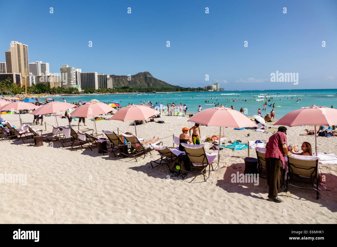 Honolulu Waikiki Beach Hawaii, Hawaiian, Oahu, Pazifischer Ozean, Royal Hawaiian, Hotel, pink, Regenschirme, Diamond Head Crater, erloschener Vulkan, Berg, Sonnenanbeter, Stockfoto