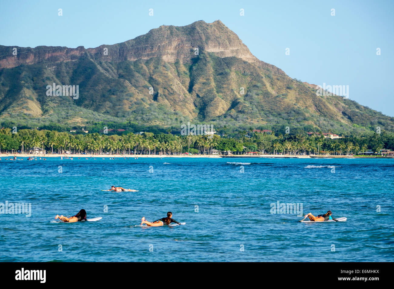 Honolulu Waikiki Beach Hawaii, Hawaiian, Oahu, Pazifischer Ozean, Waikiki Bay, Diamond Head Crater erloschter Vulkan weibliche Surferinnen Stockfoto