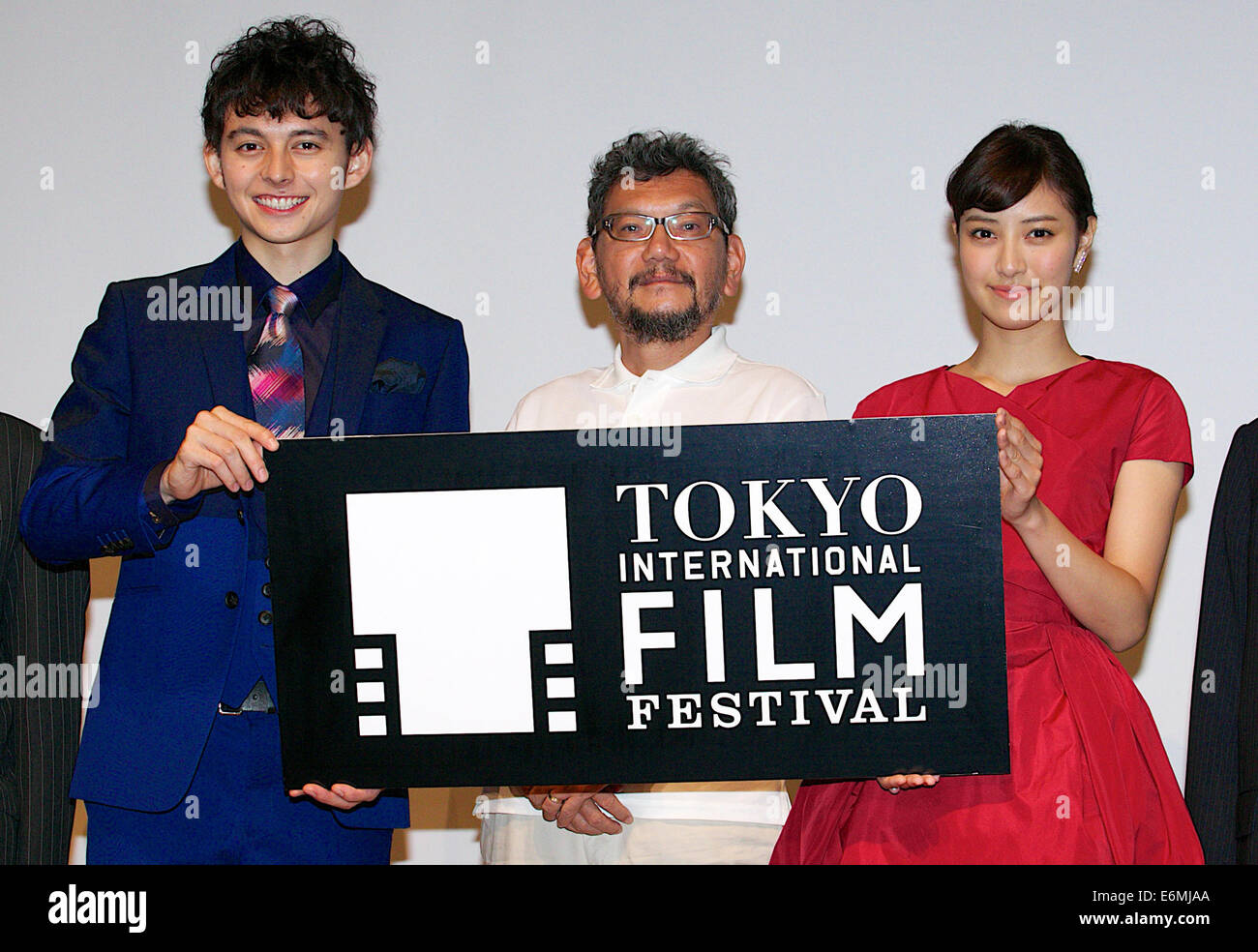 Harry Sugiyama, Hideaki Anno, Azusa Okamoto, 26. August 2014: (L, R) Talent Harry Sugiyama, Director Hideaki Anno und Modell Azusa Okamoto posieren für die Kameras während der Pressekonferenz von der 27. Tokyo International Film Festival (TIFF) in Roppongi Hills in Tokio am 26. August 2014. In diesem Jahr 50 Hideaki Anno arbeiten, werden während des Festivals, unter anderem Kurzfilme schuf er, als er bei Schule, Werbefilmen und Werbevideos Schaufenster. Anno ist einer der bedeutendsten Filmemacher in Japan. Das TIFF 27. ist das größte Kino Festival in Tokio, läuft von Oktober Stockfoto