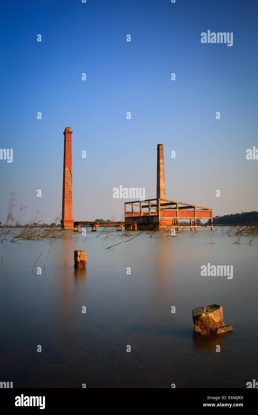 Alten verfallenden Fabrikgebäude mit Spiegelungen im See. Alte Fabrik am See Stockfoto
