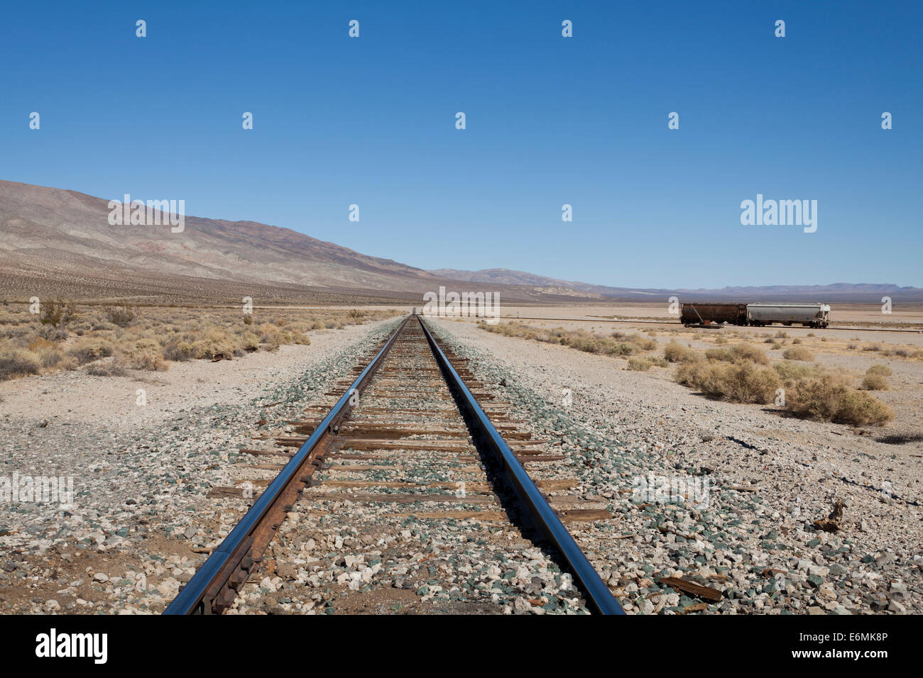 Gleise laufen durch die Wüste uns Südwest - Kalifornien USA Stockfoto