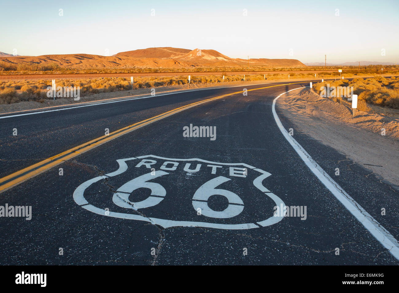 Historische Route 66 Zeichen auf Straße in der Nähe von Nadeln, Kalifornien USA Stockfoto