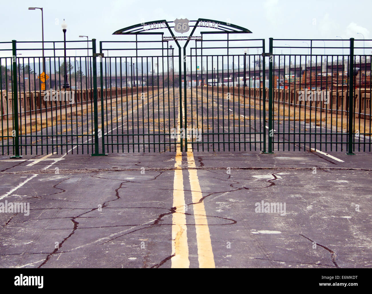 Ein ursprünglicher Abschnitt der historischen Route 66 in Tulsa, Oklahoma, bewahrt das Erbe der Mother Road für Reisende, die Amerikas berühmten Highway erkunden. Stockfoto