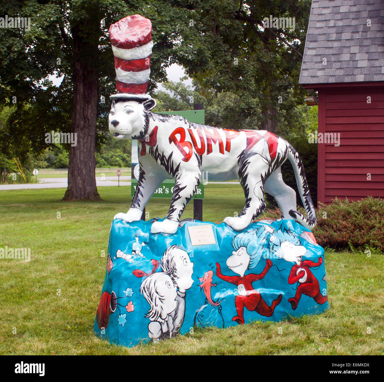 Farbenfrohes Dr. Seuss Street Art Wandgemälde in Bennington, Vermont, bringt skurrile Charaktere und verspielten Charme in eine Kleinstadt. Stockfoto
