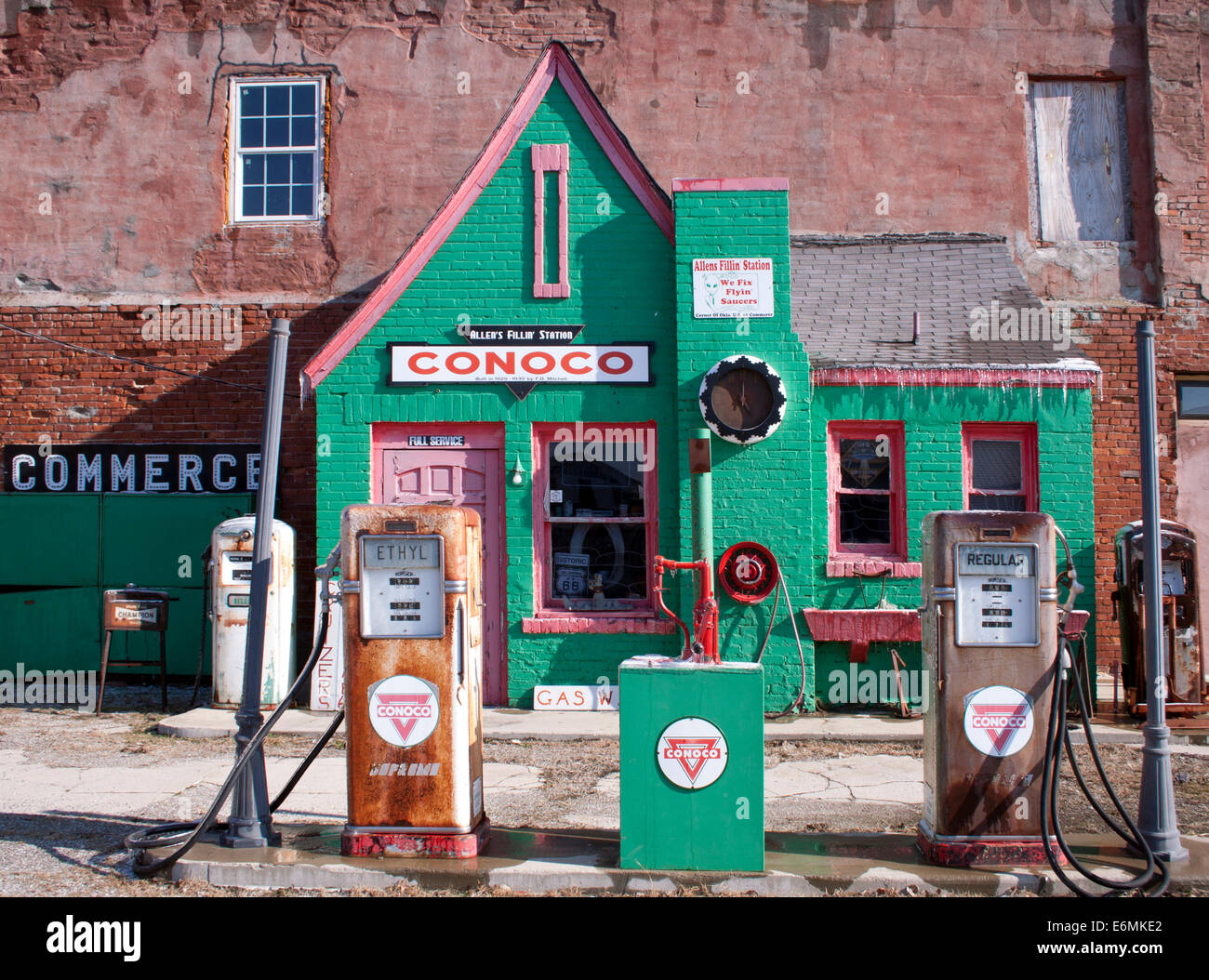 Eine alte Conoco Tankstelle in Commerce, Oklahoma, ist ein klassisches Wahrzeichen der Route 66 und nostalgischer Halt entlang der historischen Autobahn. Stockfoto