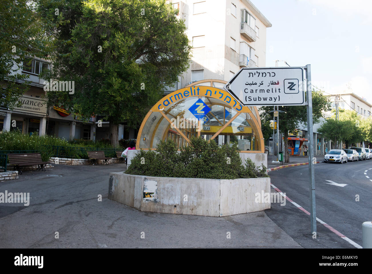 Ein Eingang von Haifa Carmelit Untergrundbahnsystem. Stockfoto