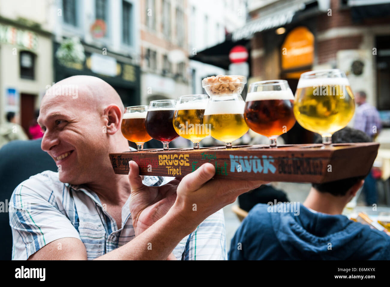 Bierprobe in einer der lebhaften Bars im historischen Zentrum von Brüssel. Stockfoto