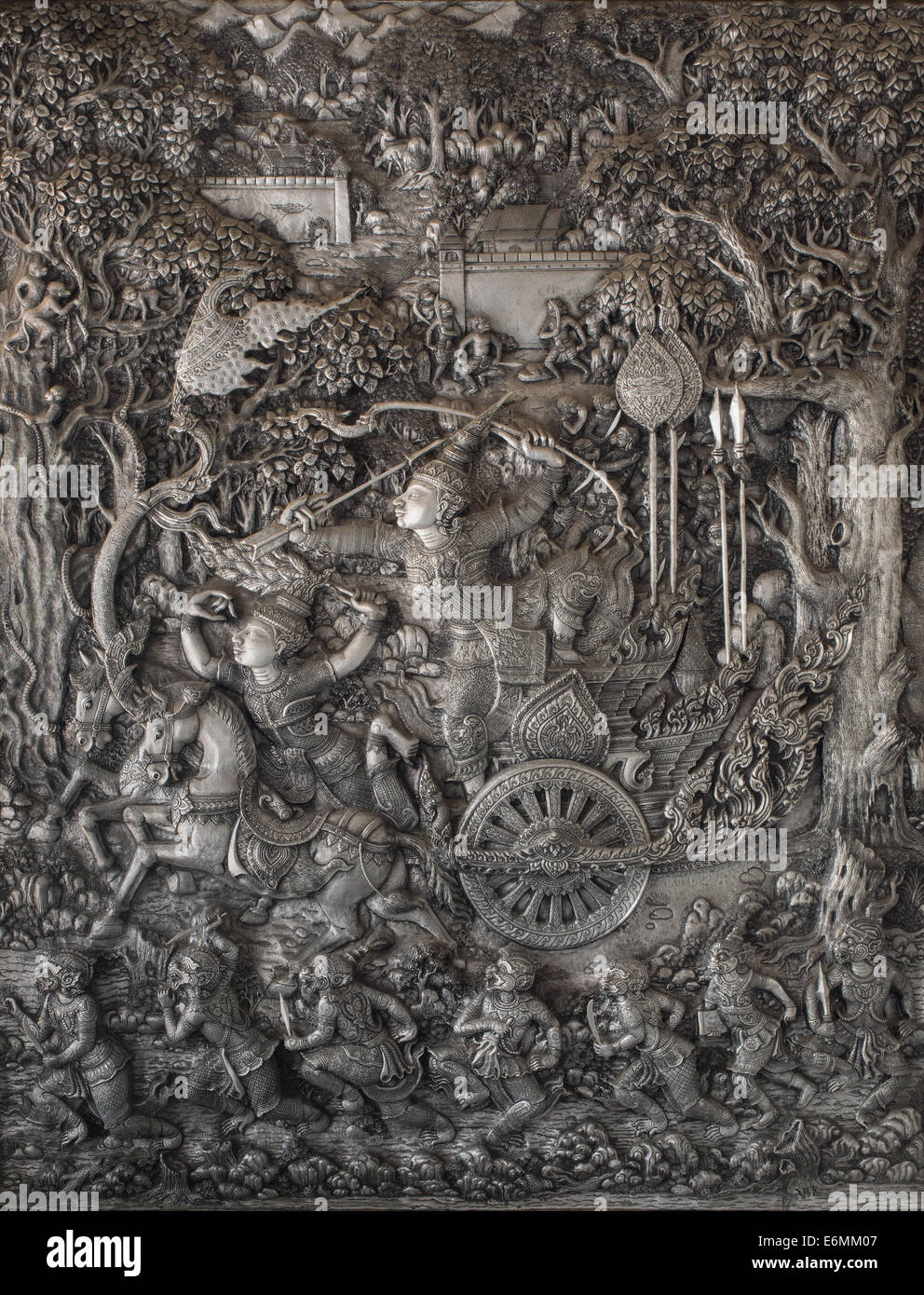 Metallrelief im Tempel Wat Muen Saen, Chiang Mai, Thailand. Stockfoto