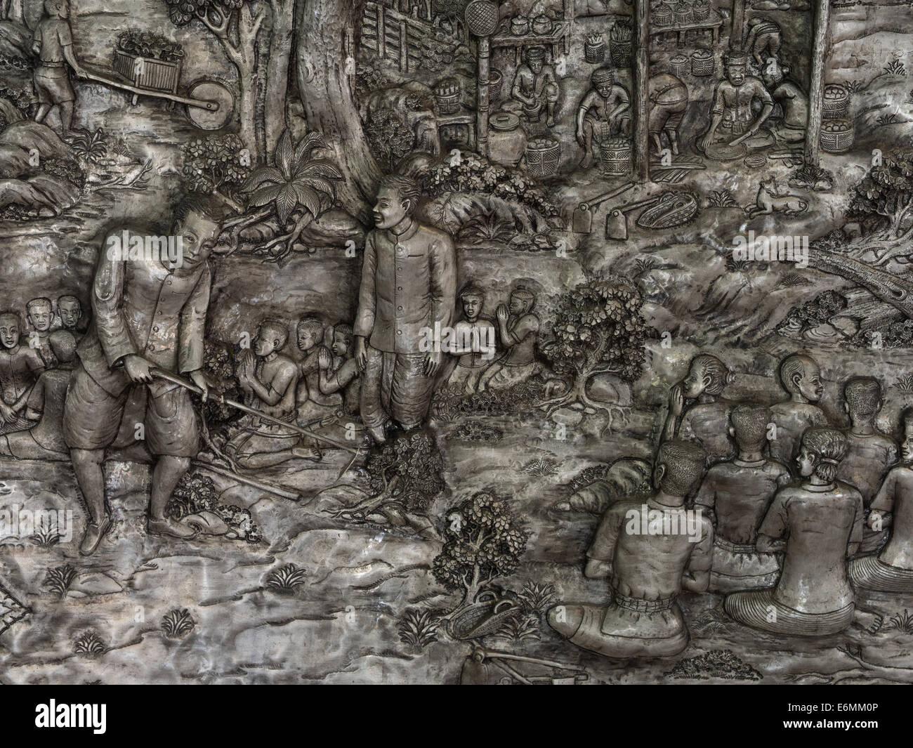 Metallrelief im Tempel Wat Muen Saen, Chiang Mai, Thailand. Stockfoto