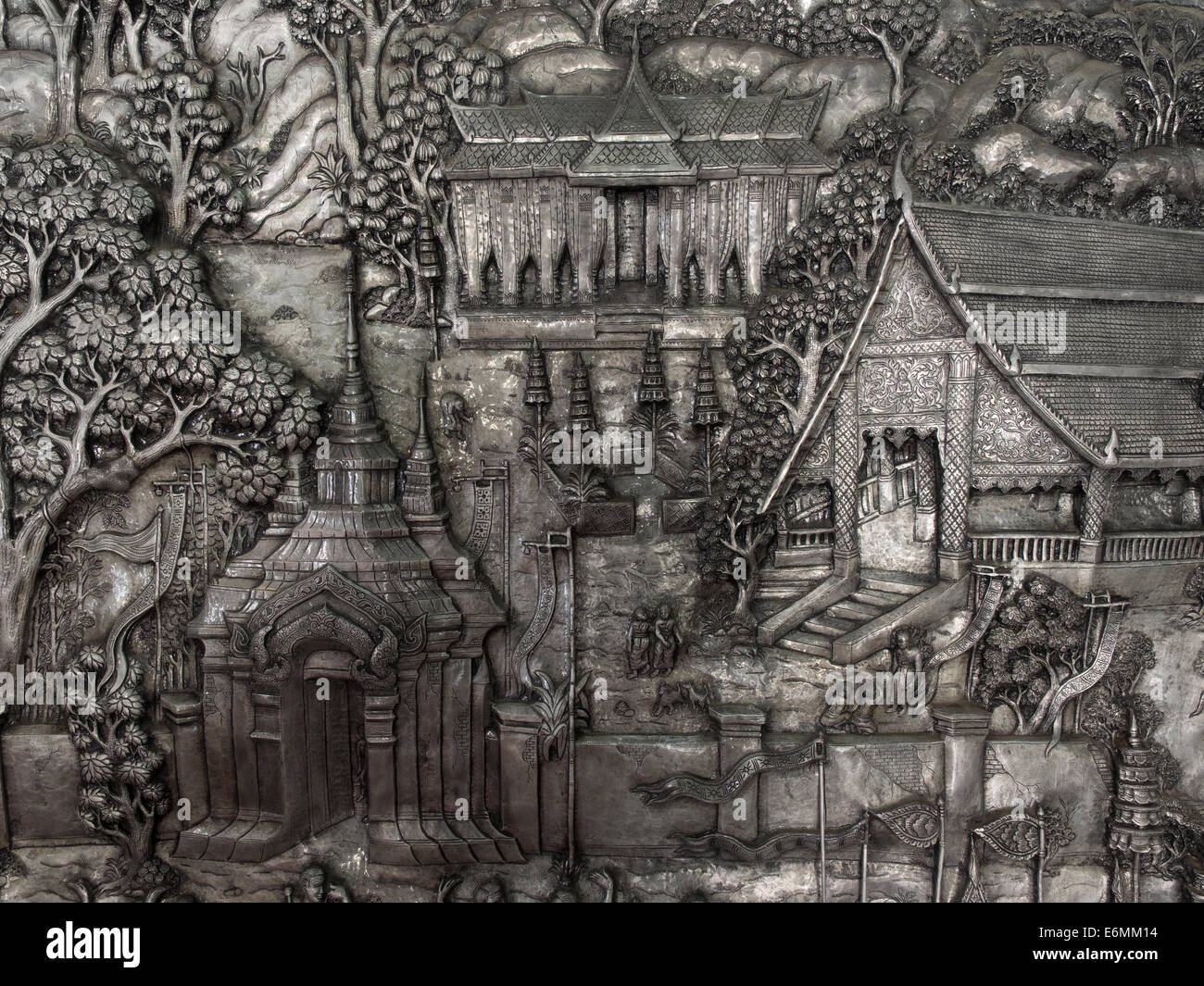Metallrelief im Tempel Wat Muen Saen, Chiang Mai, Thailand. Stockfoto