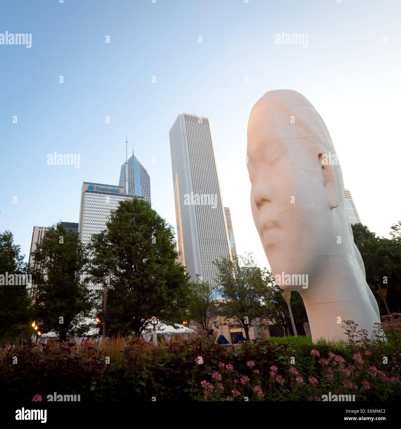 "Auf der Suche nach in My Dreams, Awilda", eine Skulptur aus der 1004-Porträts-Installation von Jaume Plensa im Millennium Park, Chicago. Stockfoto